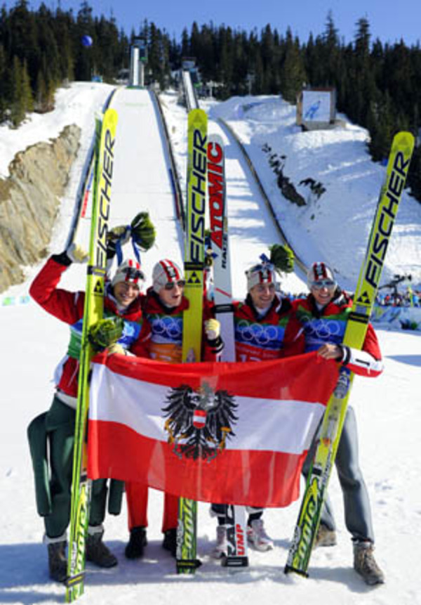 Im Teambewerb landet endlich das ersehnte Olympia-Gold in den Händen des Tirolers: Gemeinsam mit seinen Kollegen Andreas Kofler, Wolfgang Loitzl und Thomas Morgenstern deklassiert er die Konkurrenz: Österreich gewinnt über 70 Punkte vor Deutschland, Schlierenzauer schafft in seinem zweiten Sprung die Tageshöchstweite von 146,5 Metern.