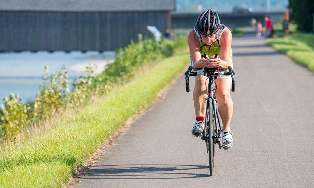 Nach 38 km schwimmen ist Alexandra Meixner am Donnerstag auf das Rad gewechselt.