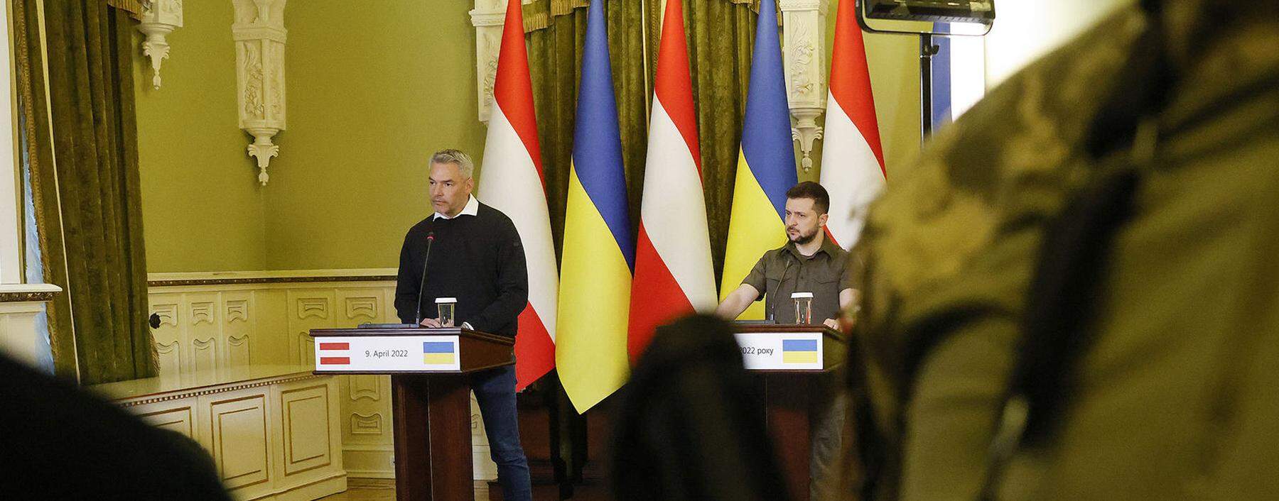 Pressekonferenz in Kiew: Die Republik trage alle Strafmaßnahmen der EU mit, versicherte Nehammer Wolodymyr Selenskij.