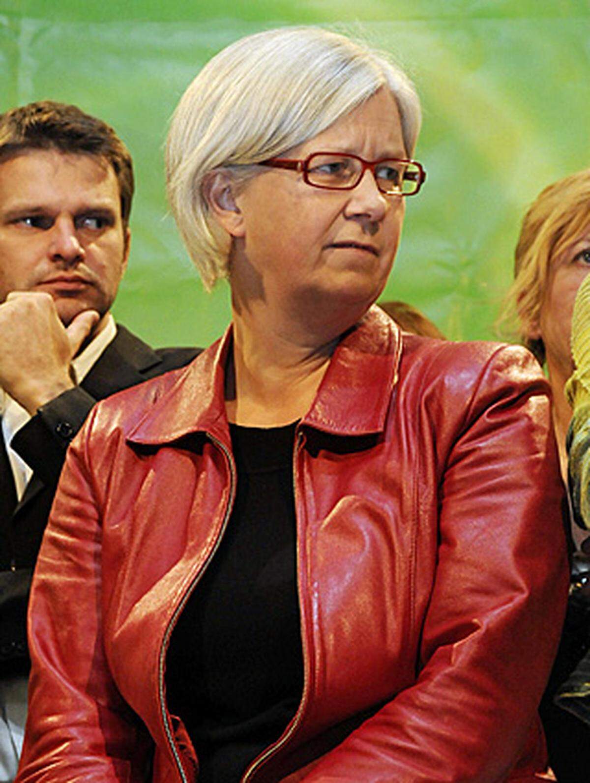 Michaela Sburny, Geschäftsführerin der Grünen, nannte das EU-Wahlergebnis "schmerzlich". Man müsse nun das Ergebnis in aller Ruhe analysieren. Sie schiebt die Schuld nicht auf die Grünen selbst, diese befänden sich gerade "in einem Veränderungsprozess", der den Wählern noch nicht "schlüssig" mitgeteilt werden konnte. Das Positive an dem Ergebnis insgesamt sei jedoch, dass die FPÖ ihr Wahlziel "bei weitem nicht erreicht" habe. Das zeige, das Aufhetzen und Ausgrenzen nicht funktioniere.