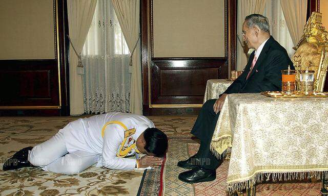 Junta-Chef und Premierminister von Thailand, Prayuth Chan-ocha, gilt als Royalist. Der König - Bhumibol Adulyadej - gilt immer noch als beinahe heilig.