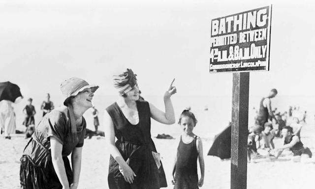 Zwei Badegäste am Beach von Lincoln, 1919