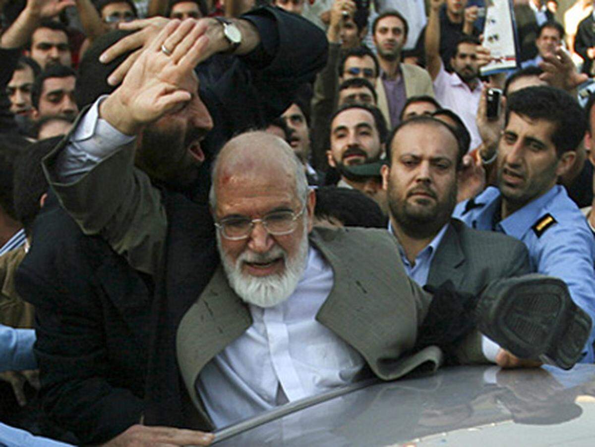 Auf das Auto von Reformer Mehdi Karroubi werden Schüsse abgefeuert. Zuvor umstellen rund 500 Mitglieder der Bassij-Miliz und Nachbarn das Haus, in dem sich der Ex-Parlamentspräsident und Ex-Präsidentschaftskandidat aufhält.  Zwei Wochen später erkennt Karroubi die Wiederwahl von Präsident Ahmadinejad an. Er ordne sich der Meinung von Irans Oberstem Führer, Ayatollah Ali Khamenei, unter.