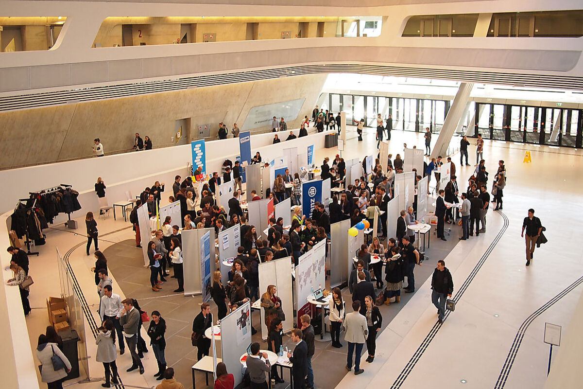 Der Praktikumstag am 13. Jänner im Forum des WU Library and Learning Centers gab den Studierenden die Möglichkeit, mit zahlreichen Unternehmen in Kontakt zu treten und sich über 100 angebotene Praktikastellen zu informieren.   Alle Fotos: © WU ZBP Career Center