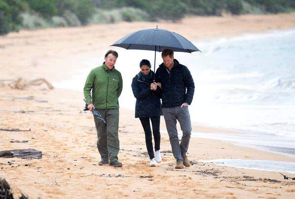 In die Natur ging es für Prinz Harry und Herzogin Meghan in Neuseeland. Das Paar besuchte den Abel Tasman National Park. Dabei bewiesen sie, dass ein Strandspaziergang im Regen auch ganz nett sein kann.