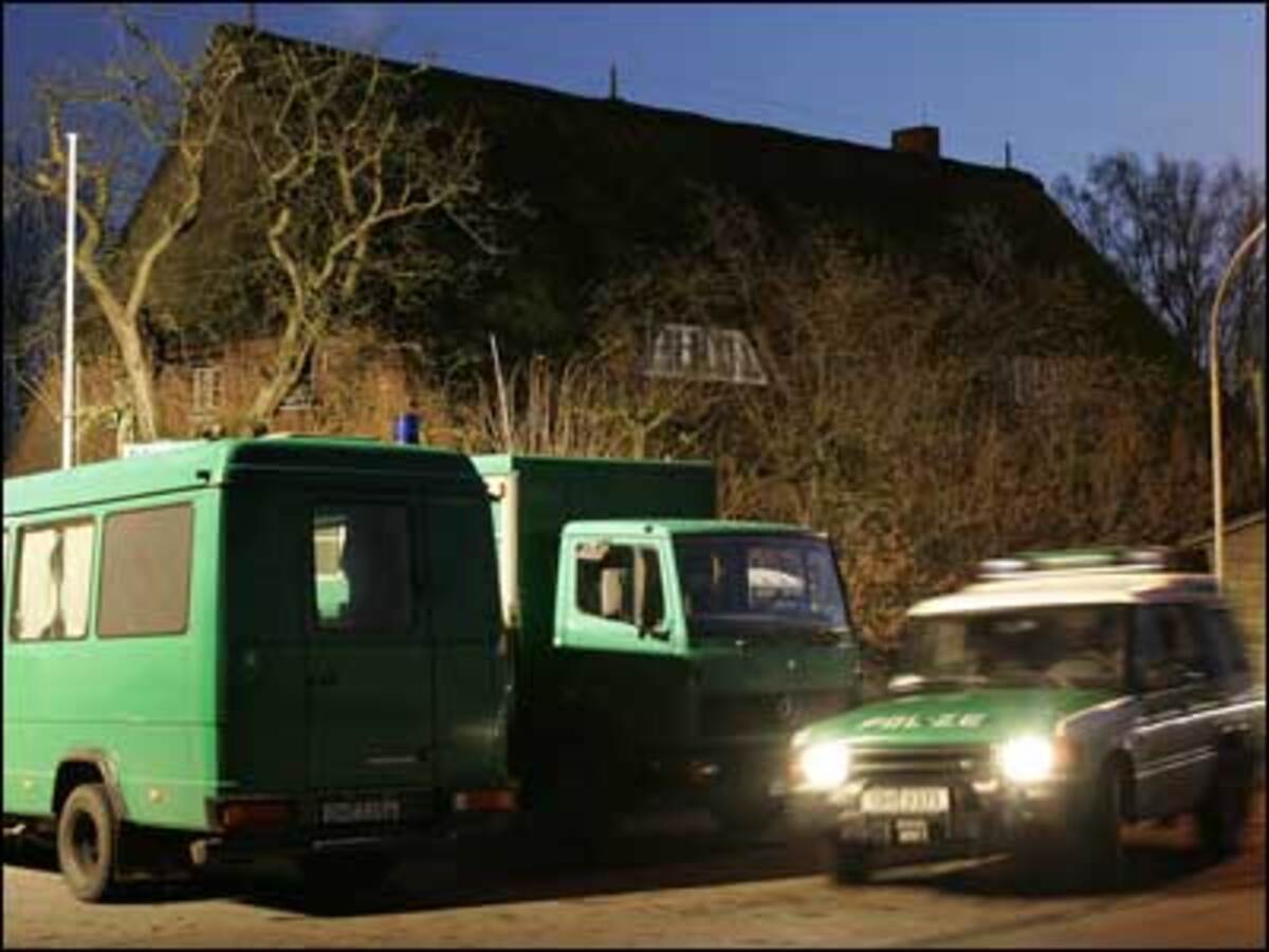 Eine Spur führt nach Hamburg. In zwei Wohnungen in der Hansestadt sucht die Polizei nach Spuren von Polonium 210 und stellt in einer leichte radioaktive Strahlung fest. Eine Strahlenquelle sei aber nicht entdeckt worden, so die Beamten.