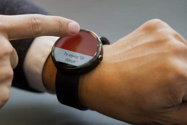 Motorola hat die runde "Moto" bereits vor einigen Wochen angekündigt. Prompt regten sich Zweifel, dass sich ein runder Touchscreen überhaupt bzw. zu einem akzeptablen Preis produzieren lässt. Auf der Google I/O durften erste Entwickler und Journalisten persönlich Hand anlegen. Die elegante Uhr mit Betriebssystem ist also in greifbarer Nähe.