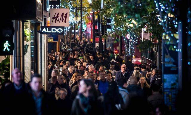 14 11 2016 London United Kingdom Christmas Shopping in London Crowds of shoppers lit up by Chr