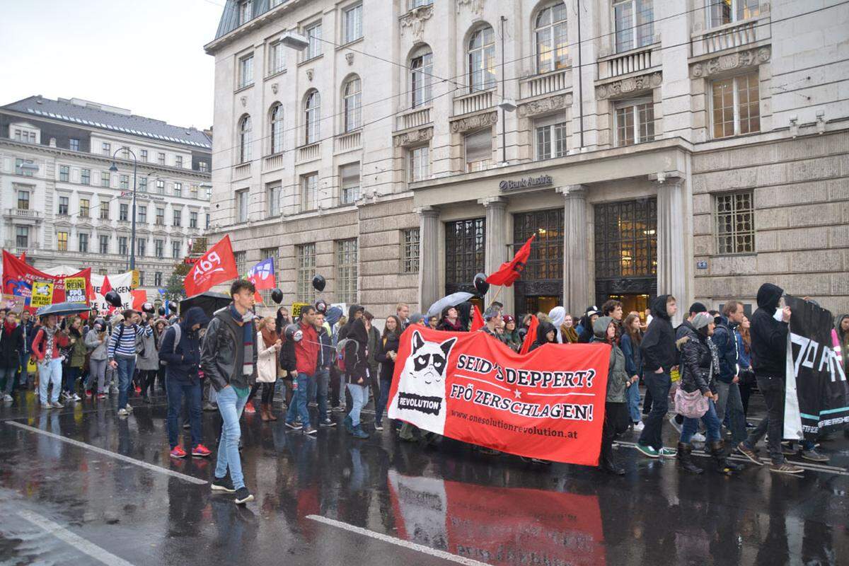 Dann wurden jedoch "Nieder, nieder, nieder mit der FPÖ"-Chöre angestimmt. Variiert wurden diese mit "Say it loud, say it clear: Refugees are welcome here"-Sprüchen.