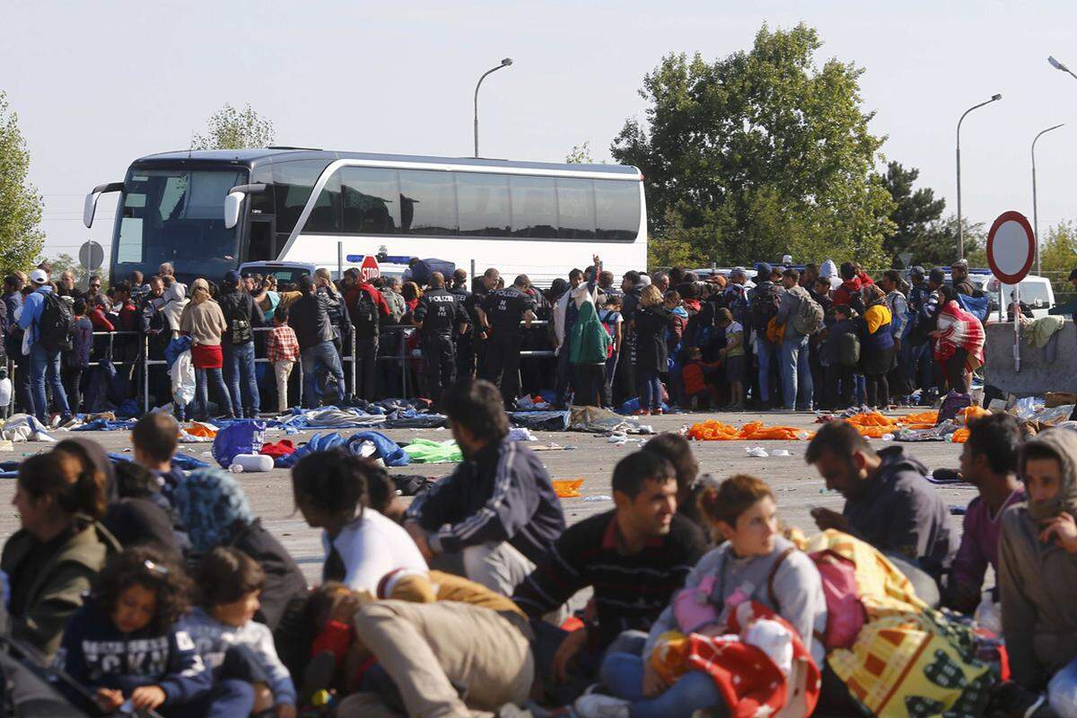 Wie die Polizei am frühen Donnerstagnachmittag mitteilte, haben zu Mittag rund 1000 Schutzsuchende die österreichisch-ungarische Grenze passiert. Demnach kamen die Flüchtlinge zu Fuß.