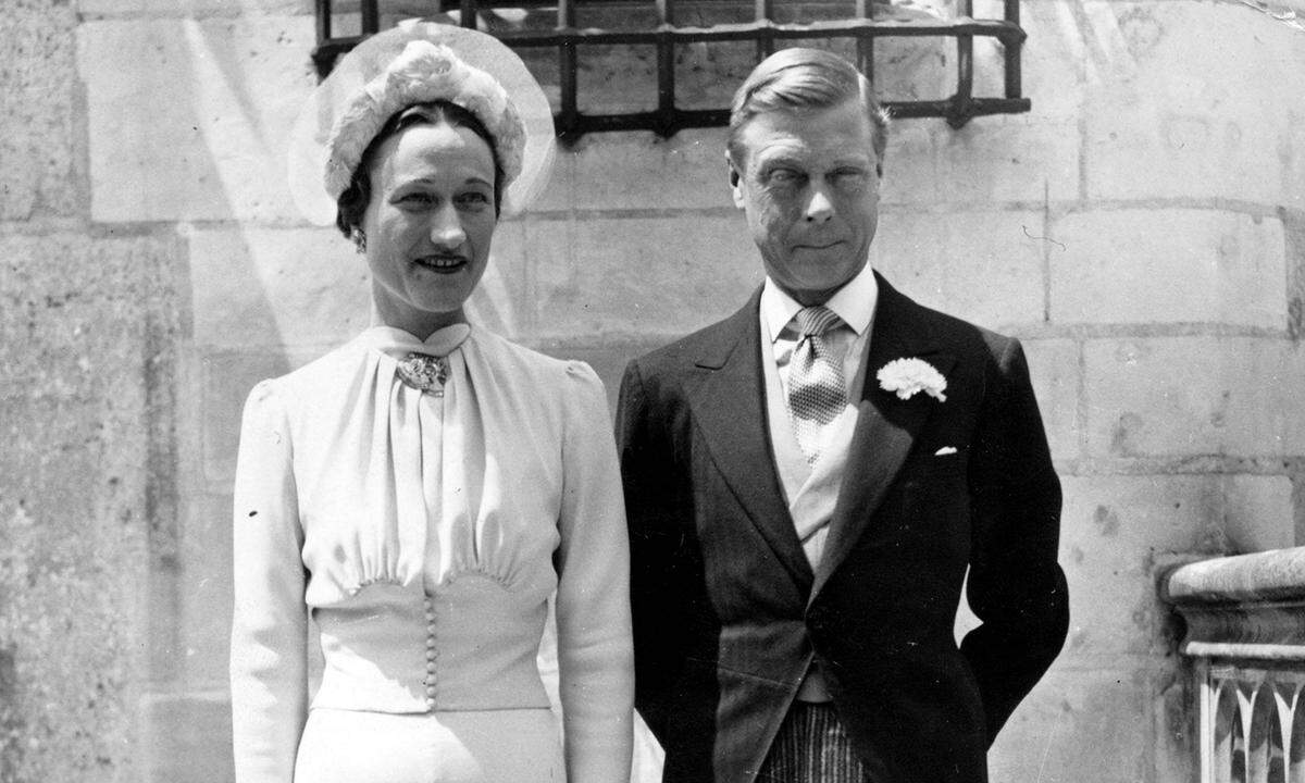 Für sie verzichtete er auf den Thron: Acht Monate nach seiner Abdankung im Dezember 1936 heiratete König Edward VIII seine große Liebe, die geschiedene US-Amerikanerin Wallis Simpson, in einer kleinen, französischen Zeremonie.