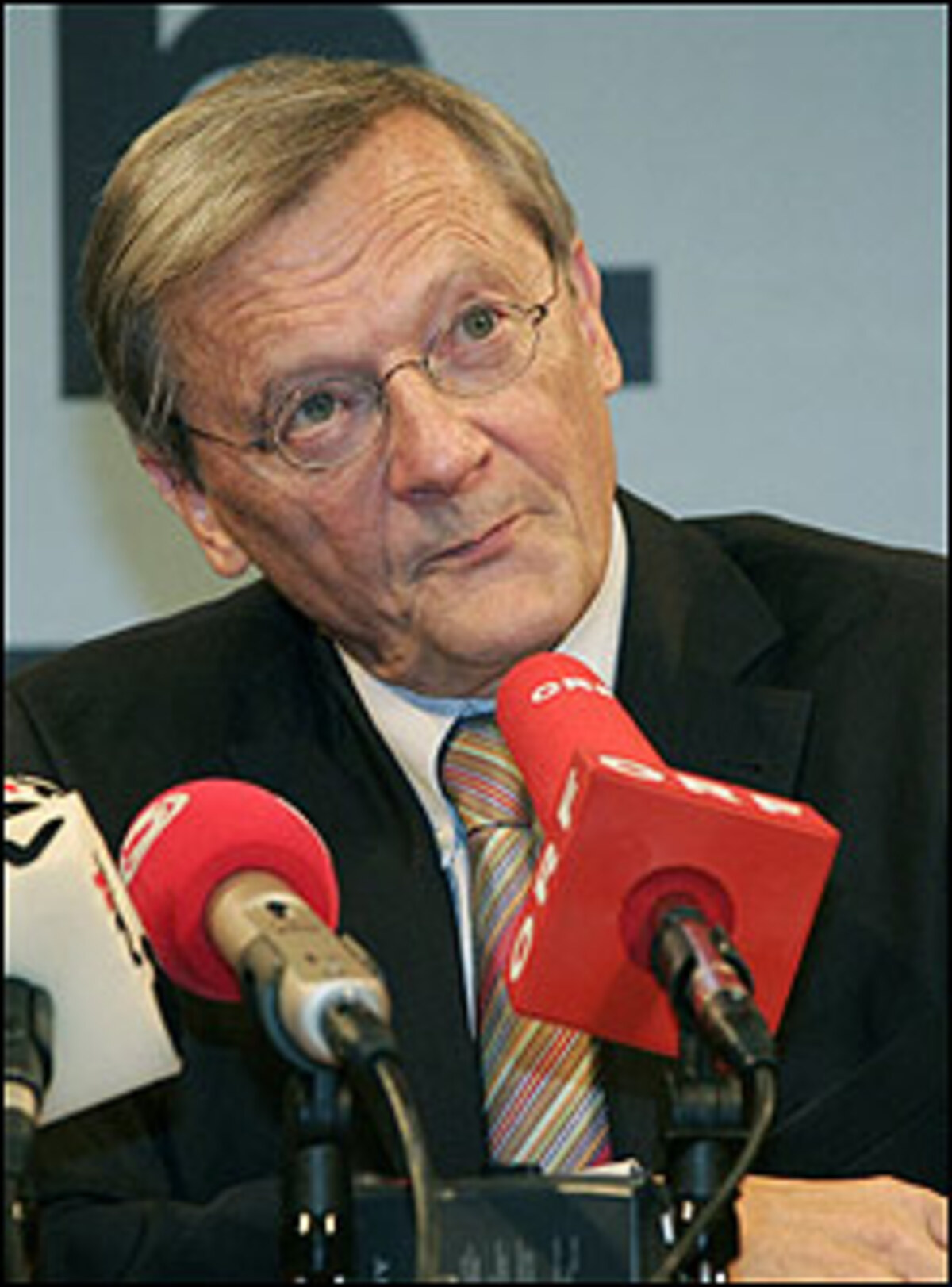 VP-Chef Schüssel gibt bekannt, dass die Volkspartei erst dann wieder an den Verhandlungstisch zurückkehrt, wenn die U-Ausschüsse abgeschlossen sind. Die SPÖ lehnt ab.