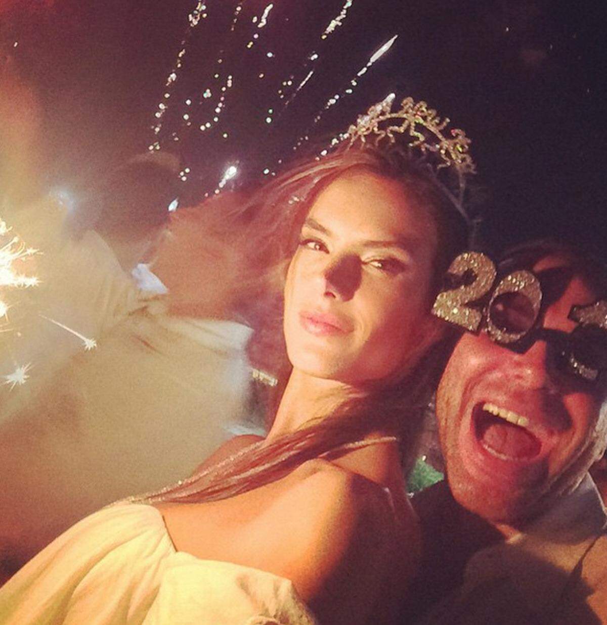 Model Alessandra Ambrosio gelang ein Selfie mit Feuerwerk.