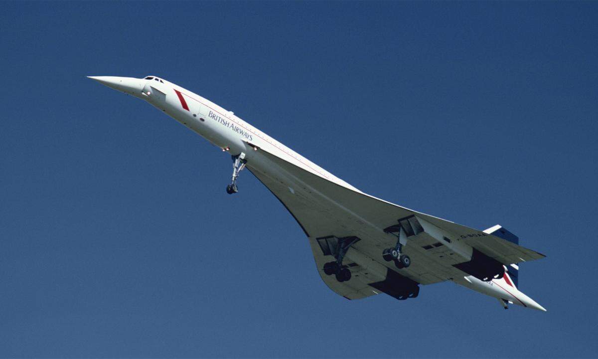 Vor 40 Jahren, am 22. November 1977, nahmen Air France und British Airways den Linienverkehr mit Concorde-Fliegern nach New York auf. Rein wirtschaftlich war die Concorde ein Irrweg der Luftfahrtgeschichte: zu teuer, zu laut, immens hoher Kerosinverbrauch. Doch auf den Strecken von Paris und London nach New York war der elegante schneeweiße Überschalljet mit den Deltaflügeln und der spitzen Nase ein Vierteljahrhundert lang das Nonplusultra. Ein unvergleichliches Flugerlebnis, das frühere Passagiere bis heute zum Schwärmen bringt, ein Tummelplatz für Jetset und Top-Manager.