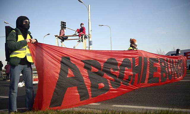 Anti-Abschiebungs-Demo sorgte für Sperre der Flughafenautobahn