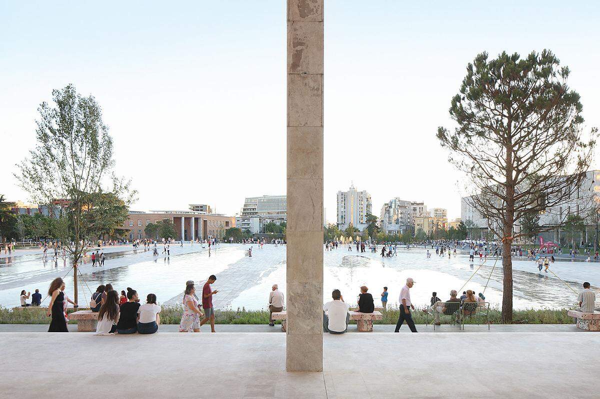 Die weiteren Finalisten reichen von einer öffentlichen Platzgestaltung in Tirana, Albanien... Architekten: 51N4E; Anri Sala; Plant en Houtgoed; iRI