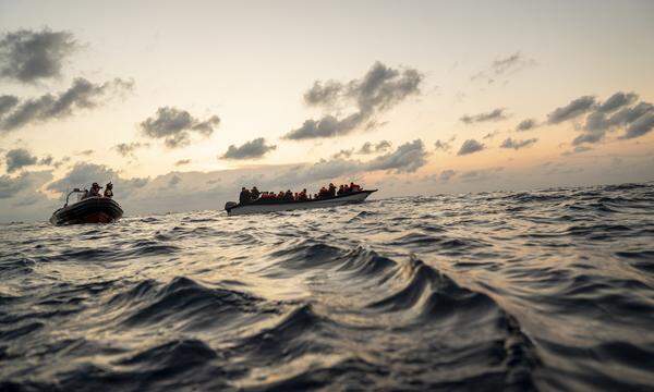 Immer wieder kommen Geflüchtete in überfüllten und oft seeuntüchtigen Booten ums Leben. Im Bild: Aktivisten der spanischen NGO Open Arms bei einer Rettungsaktion.