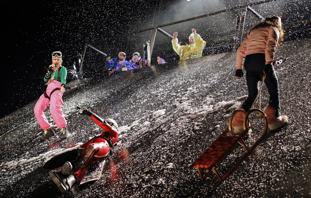 Im Februar geht es mit "Kein Licht II - Ein Epilog?" im Hamburger Thalia Theater weiter. Kurze Zeit später folgt dann noch am Theater Bremen Jelineks Auseinandersetzung mit der Banken-Misere und dem Euro-Crash in "Aber sicher!".