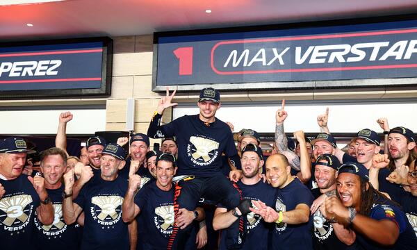 Max Verstappen jubelt über seinen dritten WM-Titel.