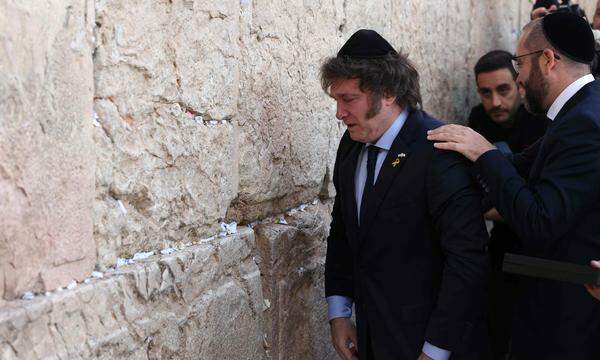 Argentiniens Präsident Javier Milei betete am Dienstag bei seinem Besuch in Jerusalem an der Klagemauer.