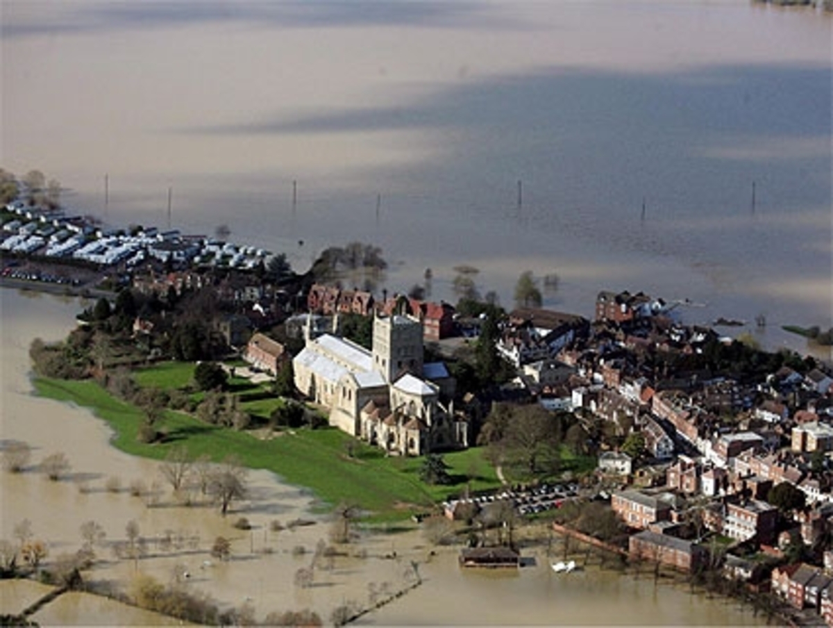 PanoramaLand unter in Großbritannien: Am schlimmsten von den Überschwemmungen betroffen ist zunächst der Ort Pershore in der mittelenglischen Grafschaft Worcestershire. Auch die Universitätsstadt Oxford wird überflutet. Drei Menschen sterben in den Fluten.