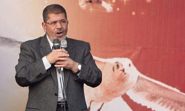 Egypt's President Mursi speaks to supporters in front of the presidential palace in Cairo