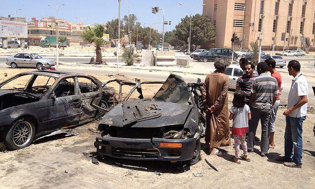 Ein Autowrack nach einem Anschlag in Bengasi.