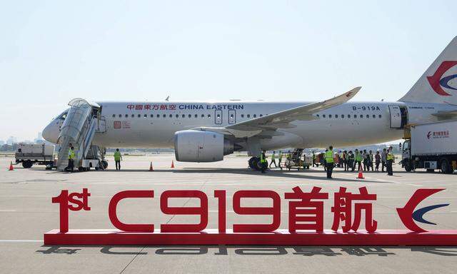 In China hat das erste einheimisch produzierte Passagierflugzeug seinen Jungfernflug absolviert.
