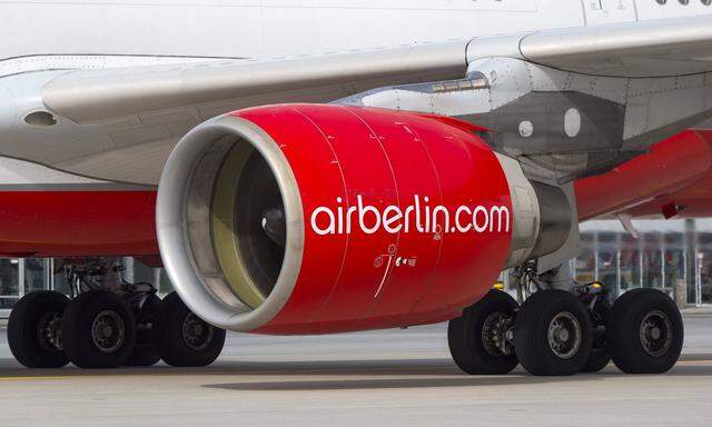 Ein Air Berlin Airbus A330 223 rollt nach der Landung zu seiner Parkposition am Flughafen Muenchen