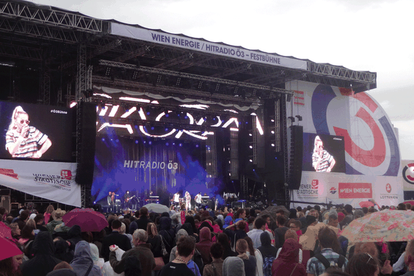 Pünktlich zum Konzertbeginn von Rita Ora begann es stark zu regnen.