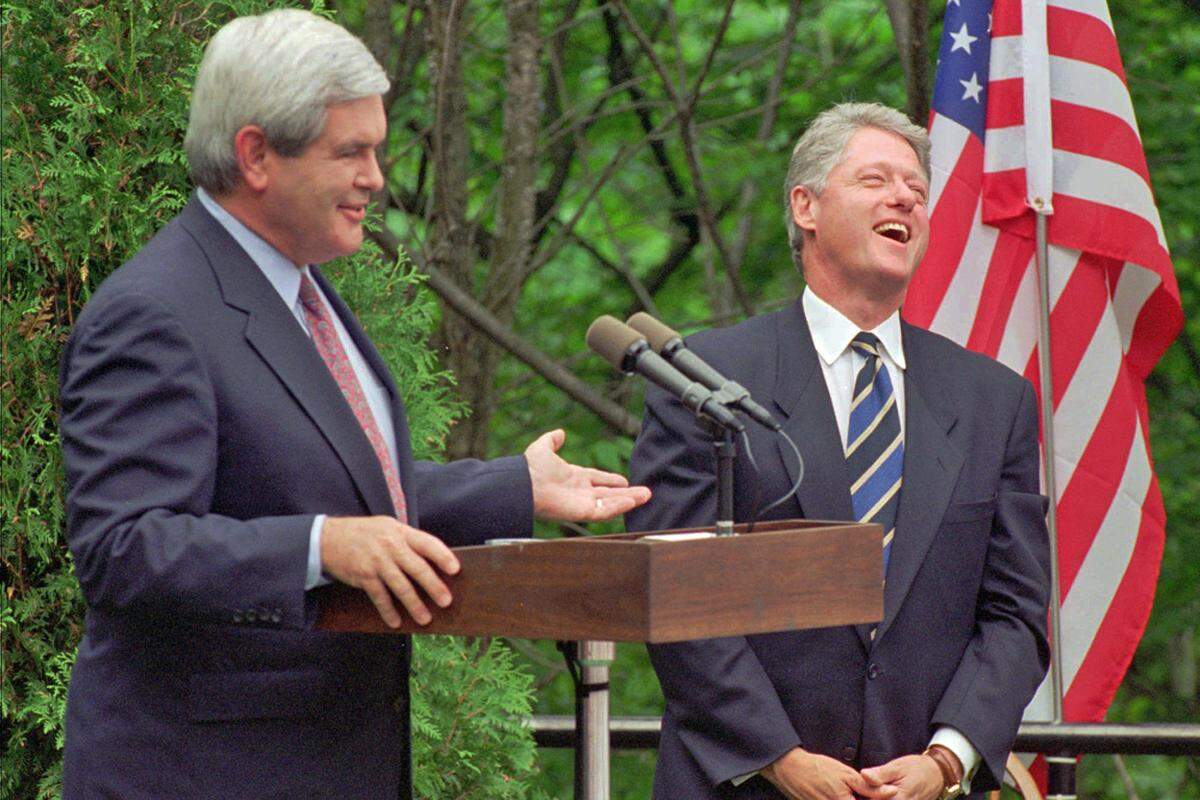 Schon früher hatte Gingrich auf das Thema Budget gesetzt: Mit dem damaligen Präsidenten Bill Clinton führte er erbitterte Budgetschlachten, die 1995 und 1996 zu einem mehrwöchigen finanziellen Stillstand der Regierung führten. Dabei war sein polarisierender Kurs in der Bevölkerung zunehmend auf Ablehnung gestoßen.