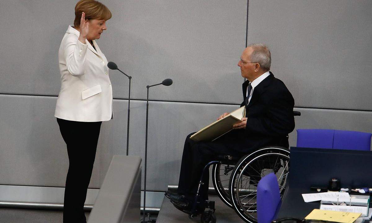 Ein Kurzzeit-Kanzleramt wäre wohl auch eine späte Genugtuung für den 76-jährigen Parlamentspräsidenten, nachdem der frühere Kanzler und CDU-Chef Helmut Kohl Schäuble zwar zunächst Hoffnung auf die Nachfolge als Regierungschef gemacht hatte, daraus aber dann doch nichts wurde. Schäuble wurde nach der verlorenen Bundestagswahl 1998 Parteichef, musste aber im Zuge der CDU-Spendenaffäre im Jahr 2000 seine Ämter als Partei- und Fraktionschef niederlegen. Merkel wurde seine Nachfolgerin im Parteiamt.