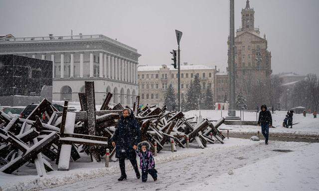 Panzerigel beim Kiewer Unabhängigkeitsplatz. Die Ukraine vermutet eine russische Offensive Anfang nächsten Jahres. 