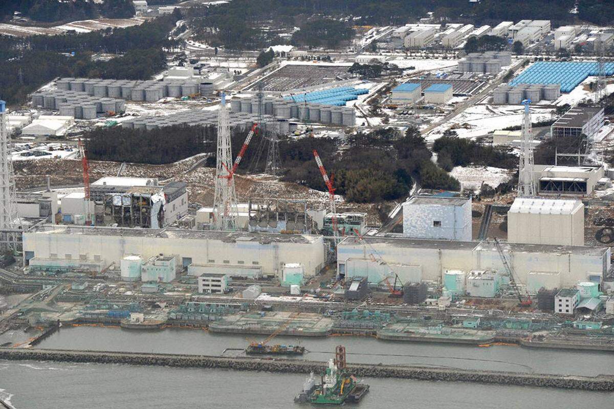 Die Regierung in Japan erklärt am 16. Dezember, neun Monate nach der Katastrophe, das havarierte Kernkraftwerk Fukushima Eins für sicher. Das Ziel, die schwer beschädigten Reaktoren bis zum Jahresende in einer Kaltabschaltung unter Kontrolle zu bringen, sei erreicht, hieß es damals. Umweltschützer kritisieren das als eine Irreführung der Bevölkerung. Die Entsorgung des durch die Kühlung verseuchten Wassers ist weiterhin ein großes Problem. (Bild: Eine Aufnahme des Akw vom Februar 2012)