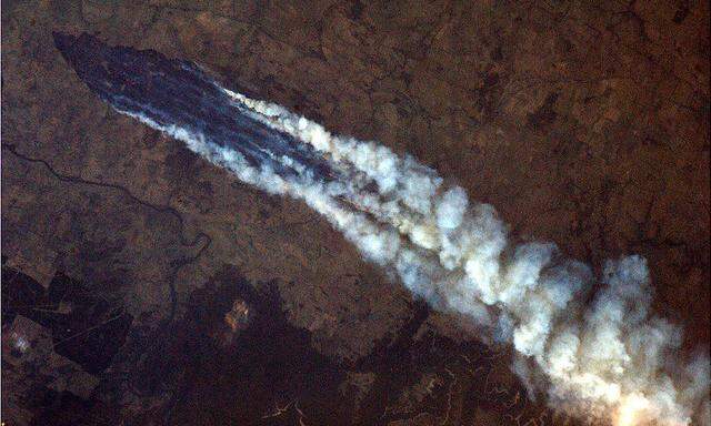 Eine Aufnahme von der Internationalen Raumstation vom Buschbrand nahe Burrinjuck Dam.