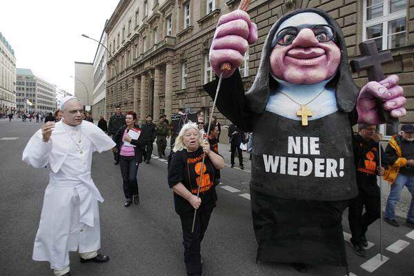 Weiter: Bilder von der Demo gegen den Papst