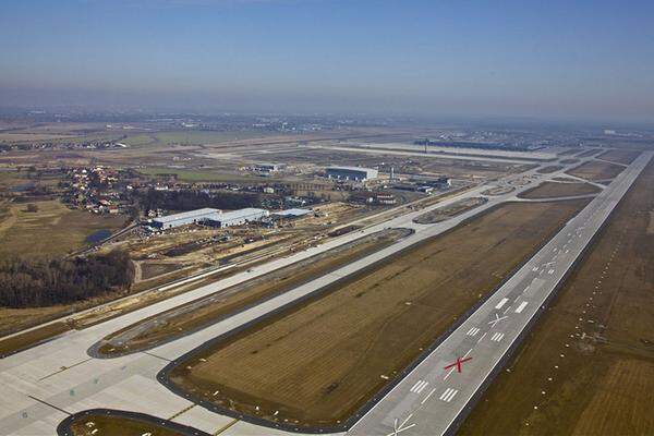 Eigentlich hätte das Mega-Projekt "Flughafen Berlin Brandenburg" (BER) bereits am 3. Juni in Betrieb gehen sollen. Nach Problemen mit dem Brandschutz (mehr dazu ...) musste die Eröffnung aber auf Oktober 2013 verschoben werden.