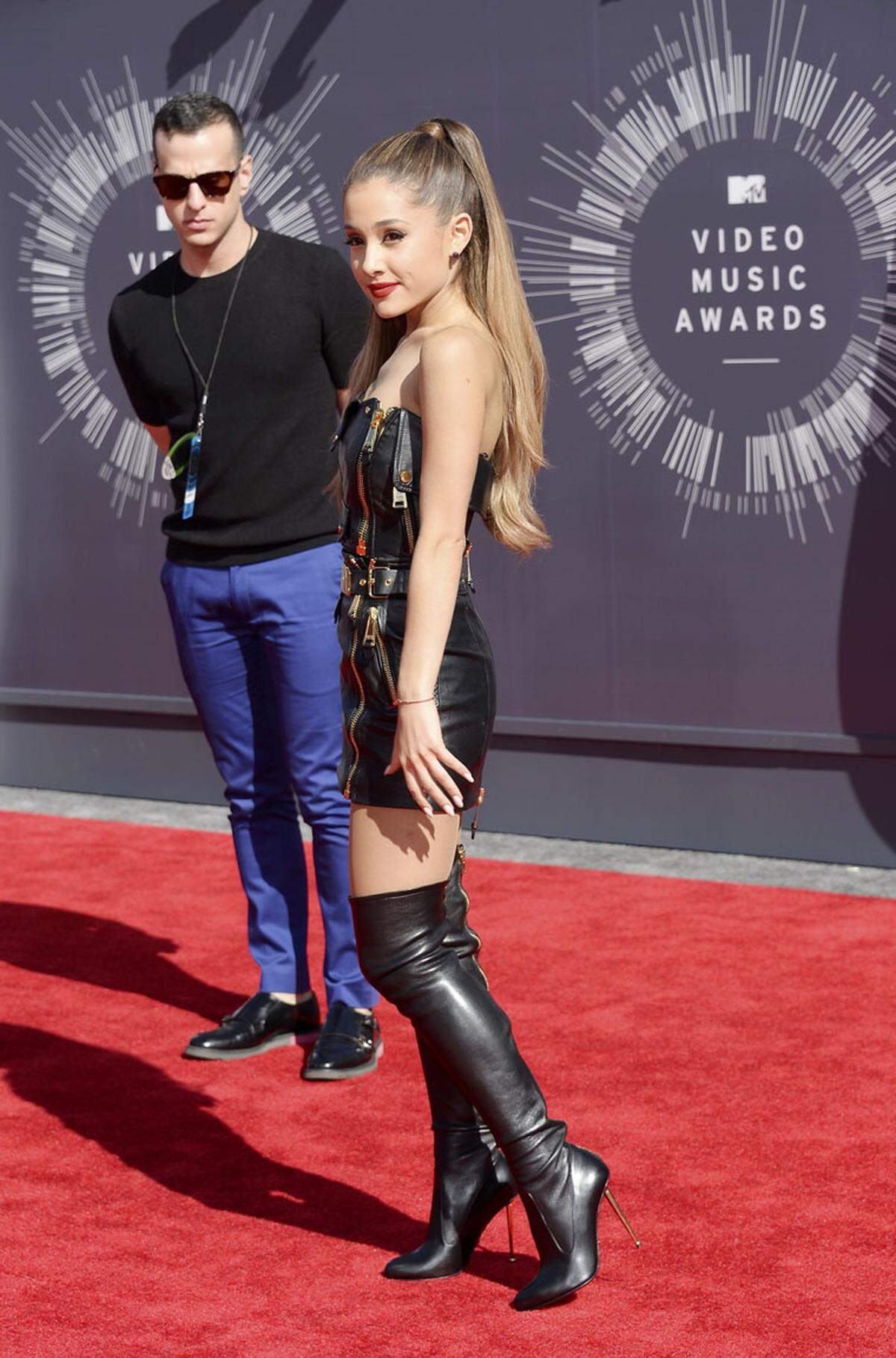 Mit Leder übertrieb es Ariana Grande in Moschino.