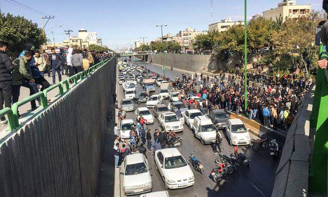 Straßenblockade als Zeichen des Protests. In Teheran blieben die Autofahrer einfach stehen.