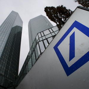 Düstere Wolken über der Deutschen Bank: hoher Verlust, Aktienkurs bricht ein.