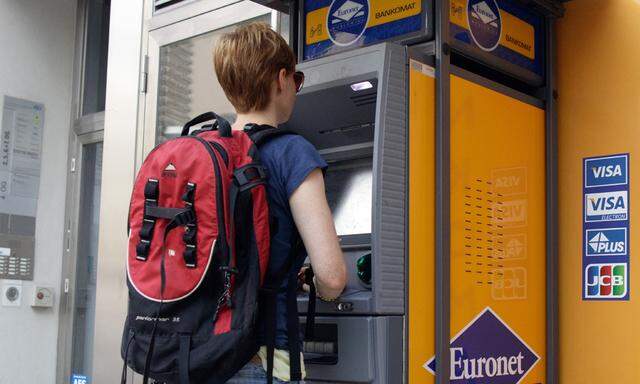 Die SPÖ will Bankomatgebühren, wie sie der US-Betreiber Euronet einhebt, verbieten. Die ÖVP will die Kosten klar kennzeichnen.