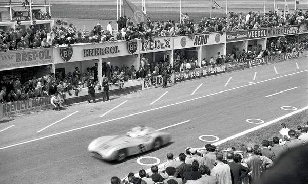 Vorgriff auf die neue Zeit: Mercedes kehrte 1954 auf die Rennstrecken zurück und beschleunigte die Öffnung der Formel 1 zu einer wirklich internationalen Gesellschaft. Bald folgten die Engländer als viel Salz in der Suppe.