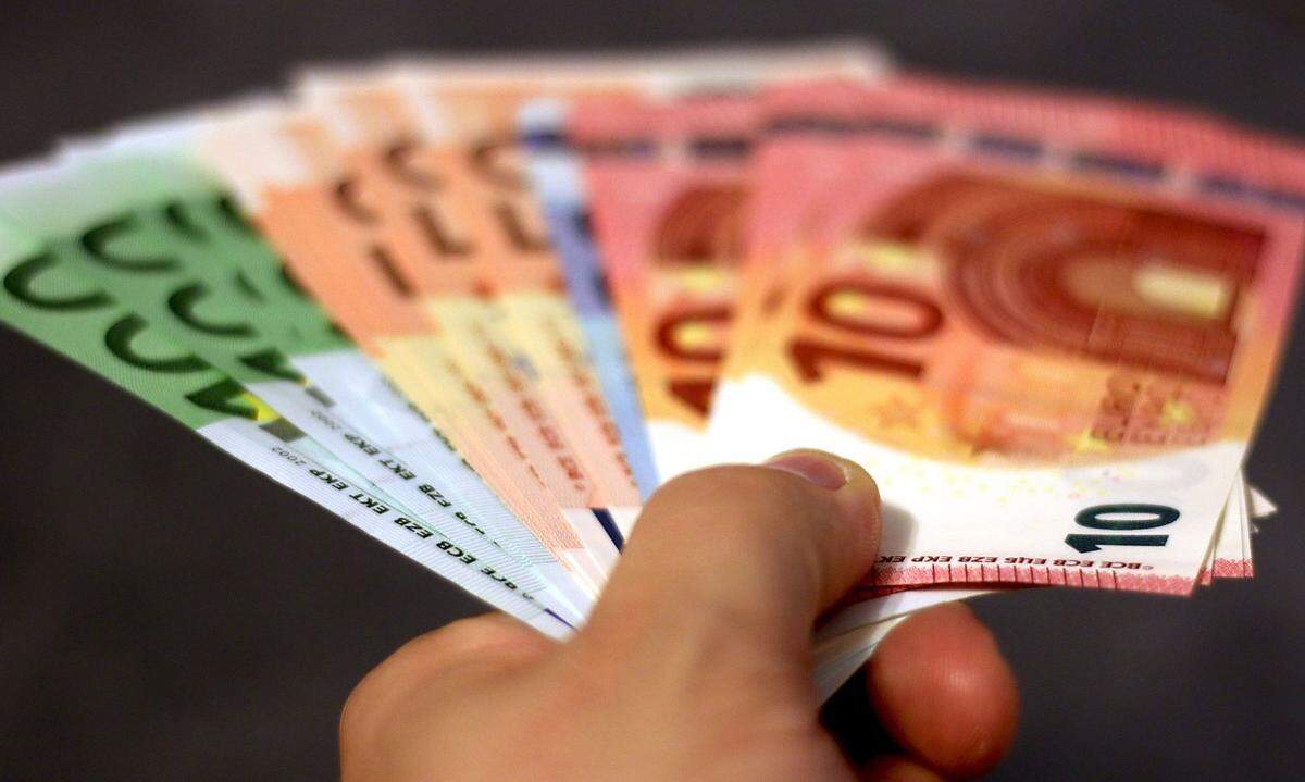 "Geld in die Hand nehmen"Zärtliche Umarmung. Warum man besser kein Geld in die Hand nimmt. Wenn heute jemand Geld in die Hand nimmt, handelt es sich dabei entweder um a) einen Manager oder Politiker, der Geld (in einem Koffer) überreicht bekommt, um etwas (nicht) zu tun, b) einen Manager, der keine Ahnung von bargeldlosem Zahlungsverkehr hat oder c) einen Grieche am Bankschalter oder Bankomaten. Drei unerquickliche Fälle. Trotzdem wird die „Geld in die Hand nehmen“-Sprechblase gern eingesetzt. Neu ist die Wendung nicht, sie findet sich spätestens seit Gottfried Kellers „Der grüne Heinrich“ in den 1850ern. Seit wann sie aber besonders oft bemüht wird? Seit die sogenannte Krise im vergangenen Jahrzehnt ausgebrochen ist. Seit damals ist viel davon die Rede, wo und worin man nicht investieren könnte. Es klingt vor allem nach Tatkraft, wenn Dinge in die Hand genommen, also erledigt werden. Zudem birgt „Geld in die Hand nehmen“ beinahe wörtlich in sich, was heute von Führungskräften wie Mitarbeitern gefordert wird: Hands-on-Mentalität. Passend, was der Exbanker und Rolls-Royce-Fan Jürgen Büch dazu meint: „Ein reicher Mann kann sein Geld in die Hand nehmen, nicht aber in den Arm.“