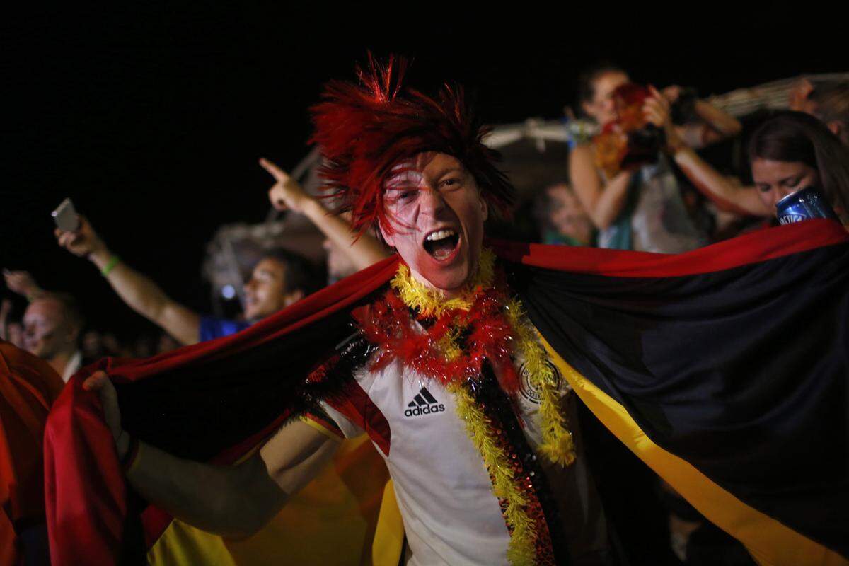 Überall Jubelgesang: "Oh, wie ist das schön", "So ein Tag, so wunderschön wie heute" oder simpel "Deutschland, Deutschland" beherrschten diese historische Fußballnacht. Mehr als eine Viertelmillion Fans waren auf Deutschlands größter Fanmeile in Berlin in einem schwarz-rot-goldenen Fußballrausch. Schon Stunden vor dem Anpfiff war die Fanmeile auf der Straße des 17. Juni zwischen Siegessäule und Brandenburger Tor gesteckt voll gewesen. Mehrere zehntausend Fans, die zu spät kamen, mussten sich andere Public-Viewing-Plätze suchen.