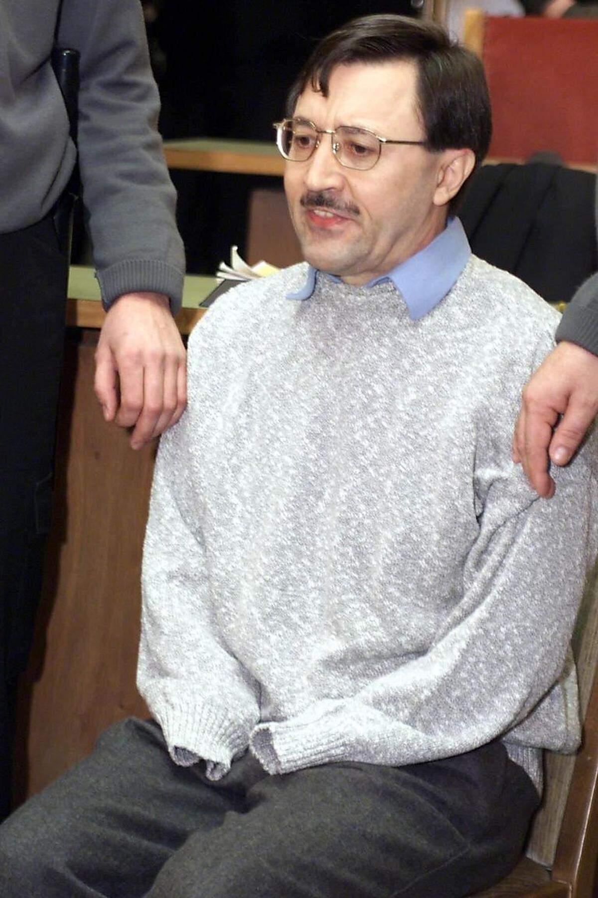 Fuchs, Urheber weiterer Rohr- und Briefbomben mit zahlreichen Schwerverletzten, wird 1997 gefasst und begeht 2000 in Haft Selbstmord.Bild: Fuchs im Februar 1999 vor Gericht.
