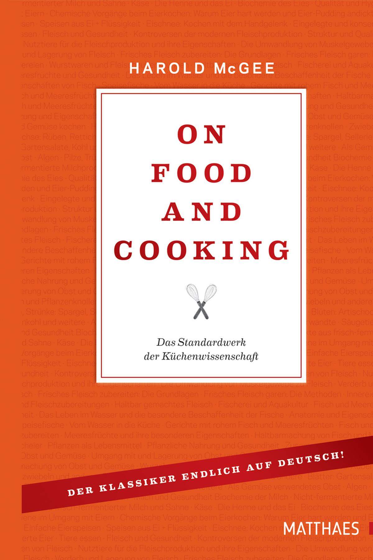 1984 „brauchte ein Buch wie dieses wirklich eine Einführung“, schreibt Harold McGee im Vorwort zur aktuellen Auflage seines Klassiker über die Küchenwissenschaften. Heute gibt es zahllose Bücher, die sich der Physik und Chemie beim Kochen sowie Hintergründen von Zutaten widmen. „On Food and Cooking“ ist aber vermutlich das einzige, das man braucht (auf Deutsch bei Matthaes, 69,90 €). McGee schreibt über „Struktur und Konsistenz von Eiscreme“ genauso lesenswert wie über Fleischreifung zu Hause oder Kaffeezubereitung.Text: Anna Burghardt (Schaufenster Magazin)