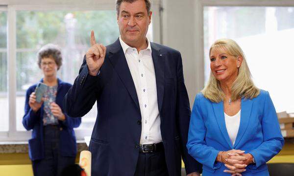 Am Sonntagvormittag gab Markus Söder mit seiner Frau, Karin Baumüller-Söder, seine Stimme ab.