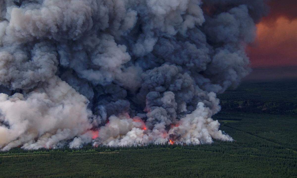 3. Juni. Im kanadischen Bundesstaat British Columbia toben heftige Waldbrände - etwa das "Donnie Creek Complex"-Feuer. Diese Rauchschwaden stammen allerdings von einem kontrolliert gelegten Feuer der Einsatzkräfte, die eine Schneise in das Gebiet schlagen soll und den Waldbrand damit aufhalten.