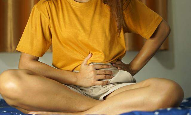 Betroffene leiden an starken Schmerzen während der Menstruation. 