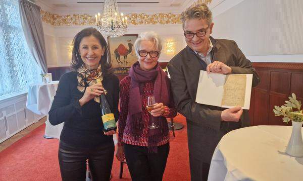 Winzerin Gertrud Salomon, Kameel-Chefin Martina Walli und Christoph Wagner-Trenkwitz (v.l.) mit neuem Wein und Beethovens Handschrift.
